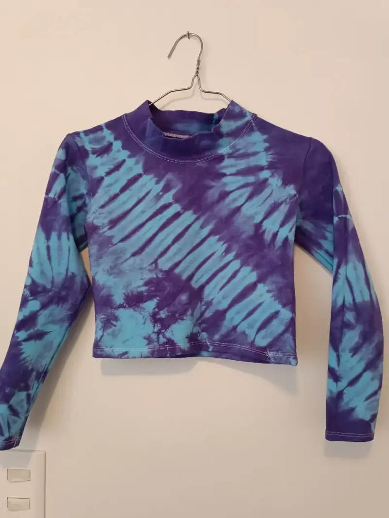 Polera crop tie-dye manga larga