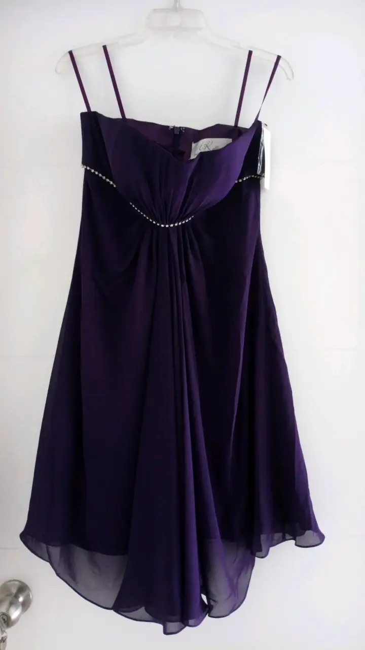 Vestido de fiesta morado con detalles brillantes