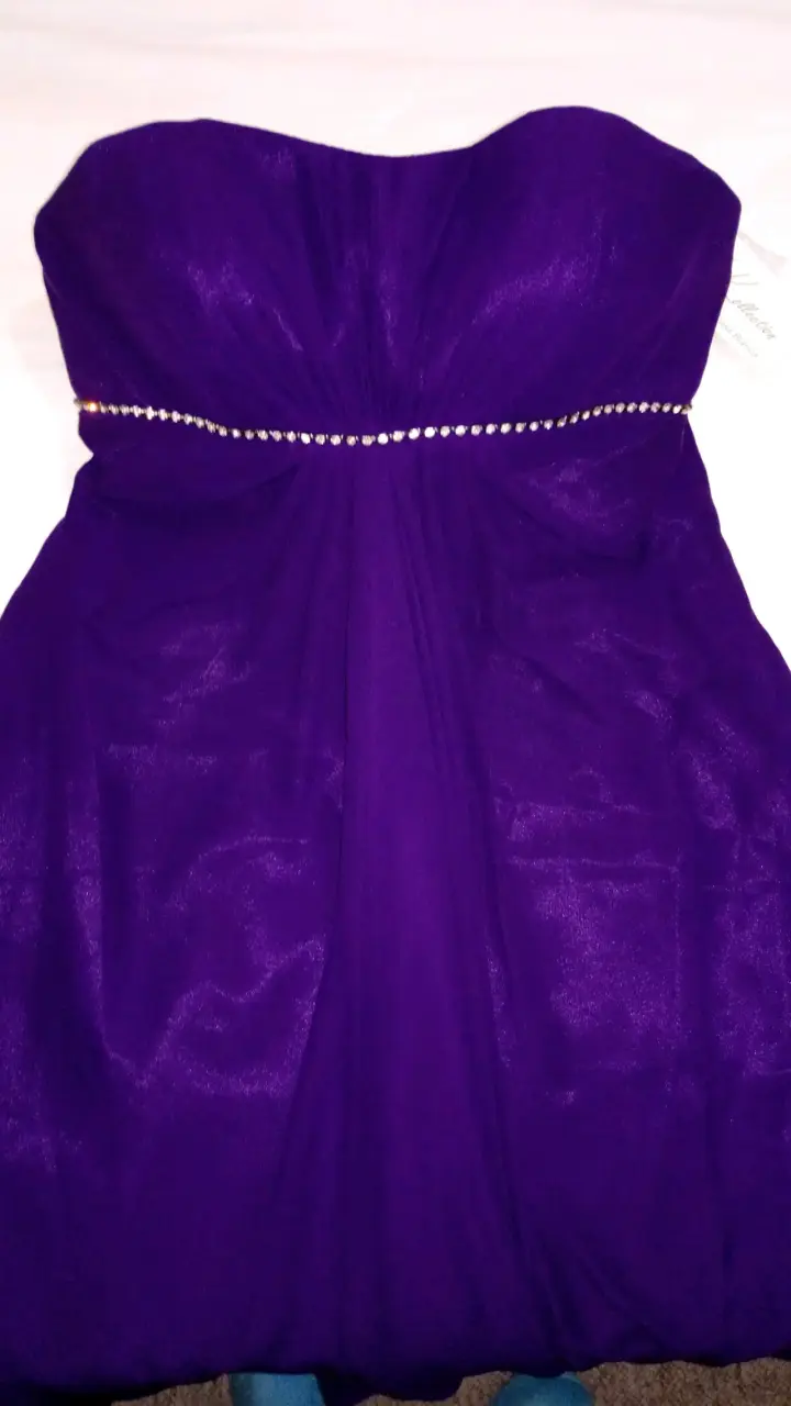 Vestido de fiesta morado con detalles brillantes - 2