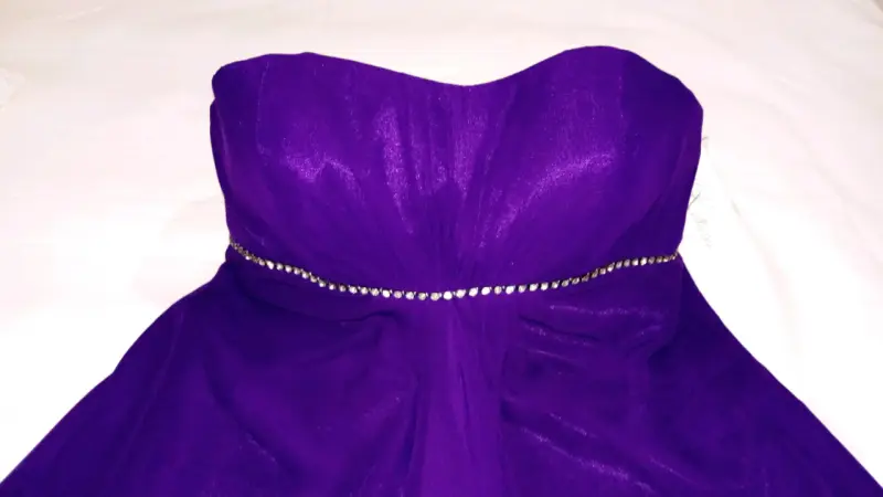Vestido de fiesta morado con detalles brillantes - 3