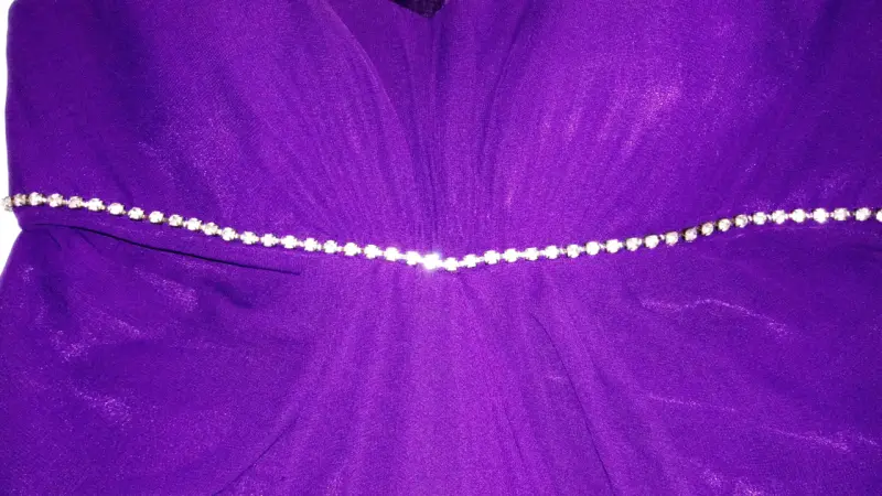 Vestido de fiesta morado con detalles brillantes - 5