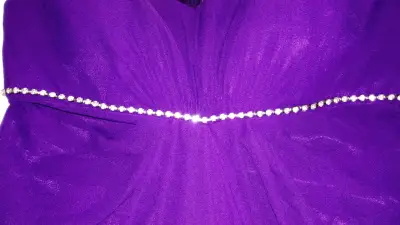 Vestido de fiesta morado con detalles brillantes - miniatura 5