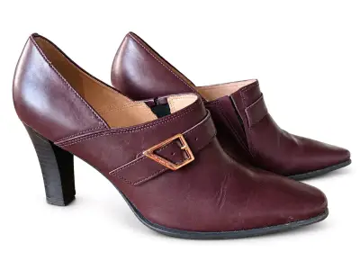 Zapatos de tacón marrón con hebilla elegante - miniatura 1