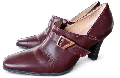 Zapatos de tacón marrón con hebilla elegante - miniatura 4