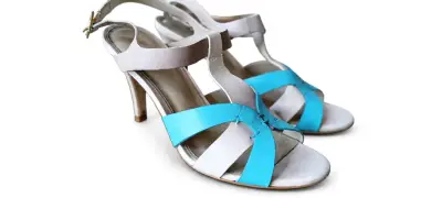 Preciosas sandalias de tacón alto bicolor - miniatura 1