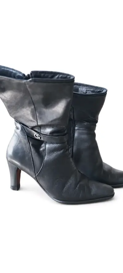 Botas de cuero negras con tacón alto - miniatura 1