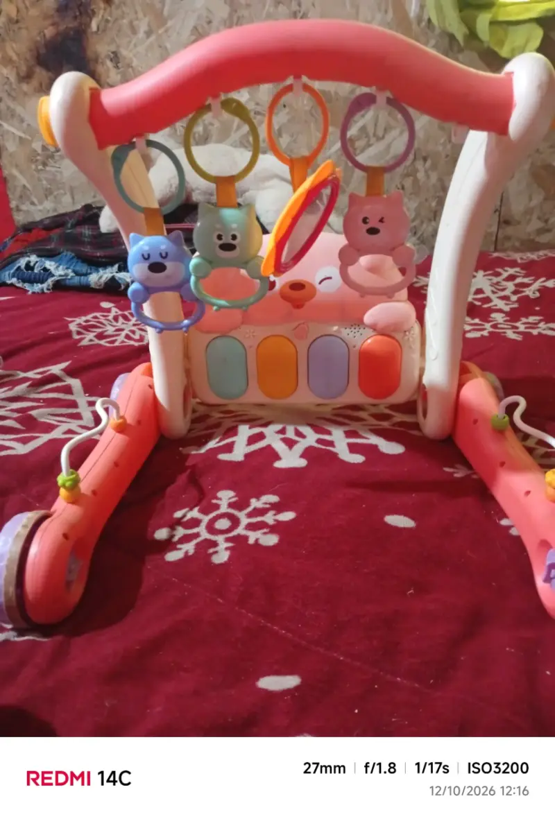 Centro de actividades para bebé con juguetes colgantes