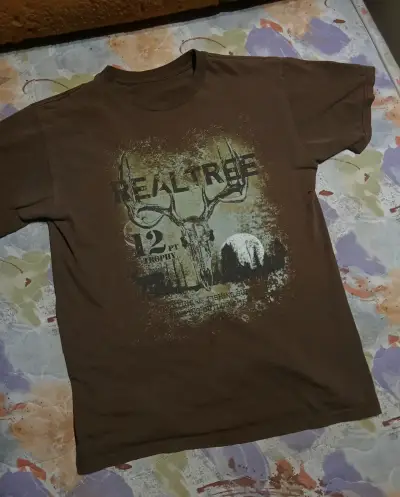 Polera marrón con diseño de ciervo Realtree - miniatura 1