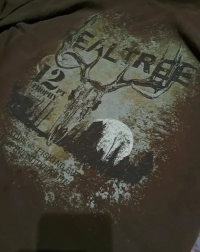 Polera marrón con diseño de ciervo Realtree - miniatura 2