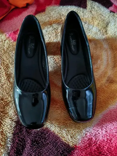 Zapatos de charol negro para mujer - miniatura 1