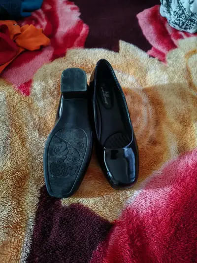 Zapatos de charol negro para mujer - miniatura 2