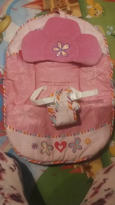 Silla mecedora para bebé Fisher-Price rosa con juguetes - miniatura 4