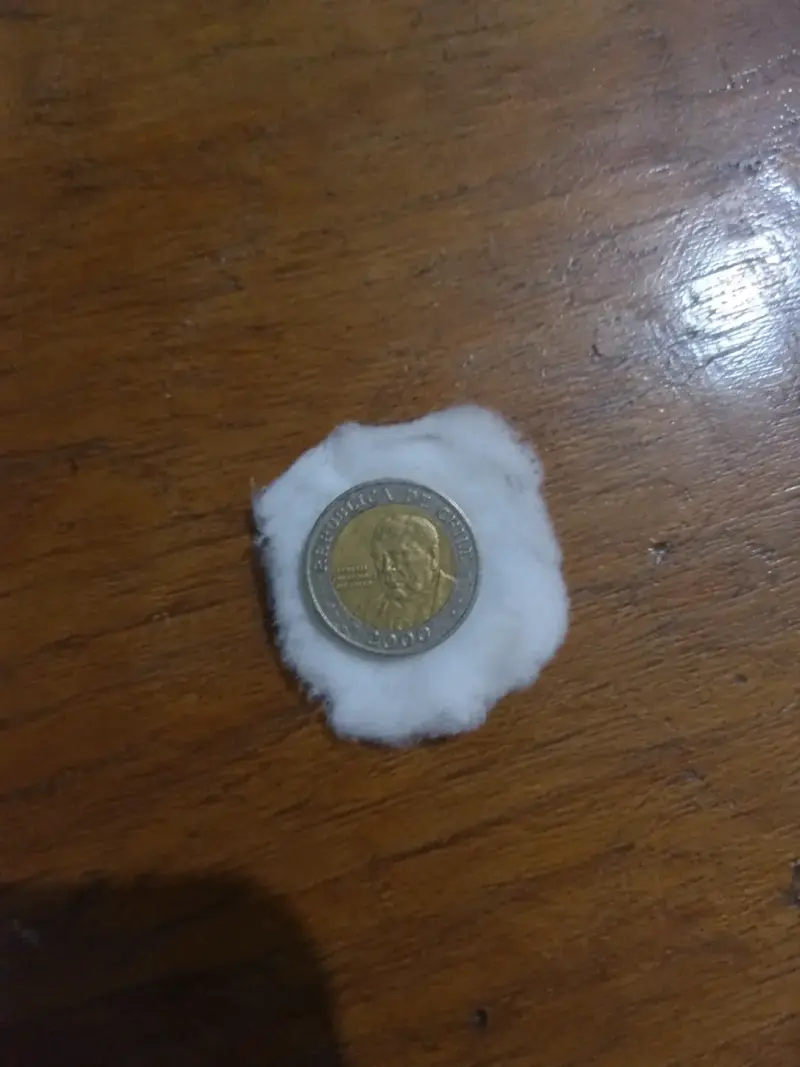Moneda de 2000 pesos chilenos en buen estado
