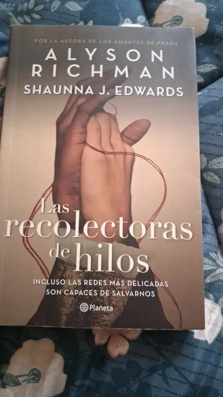 Libro 'Las Recolectoras de Hilos' de Alyson Richman y Shaunna J. Edwards