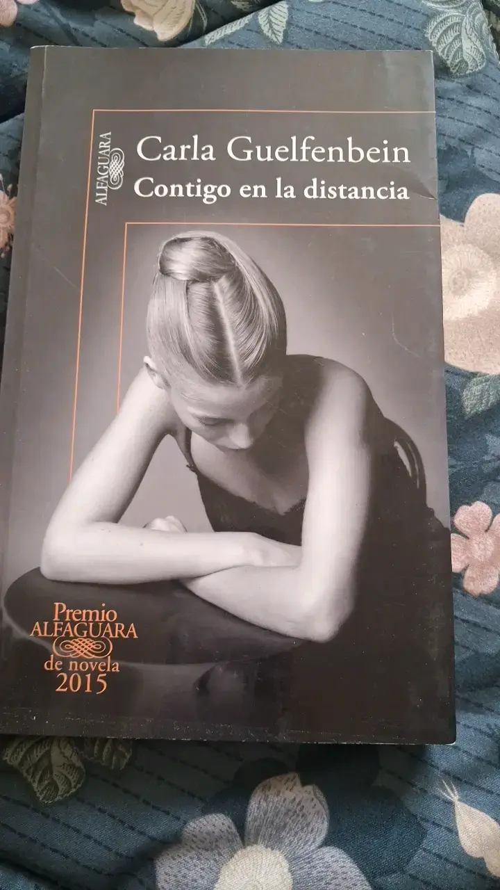 Libro 'Contigo en la distancia' de Carla Guelfenbein
