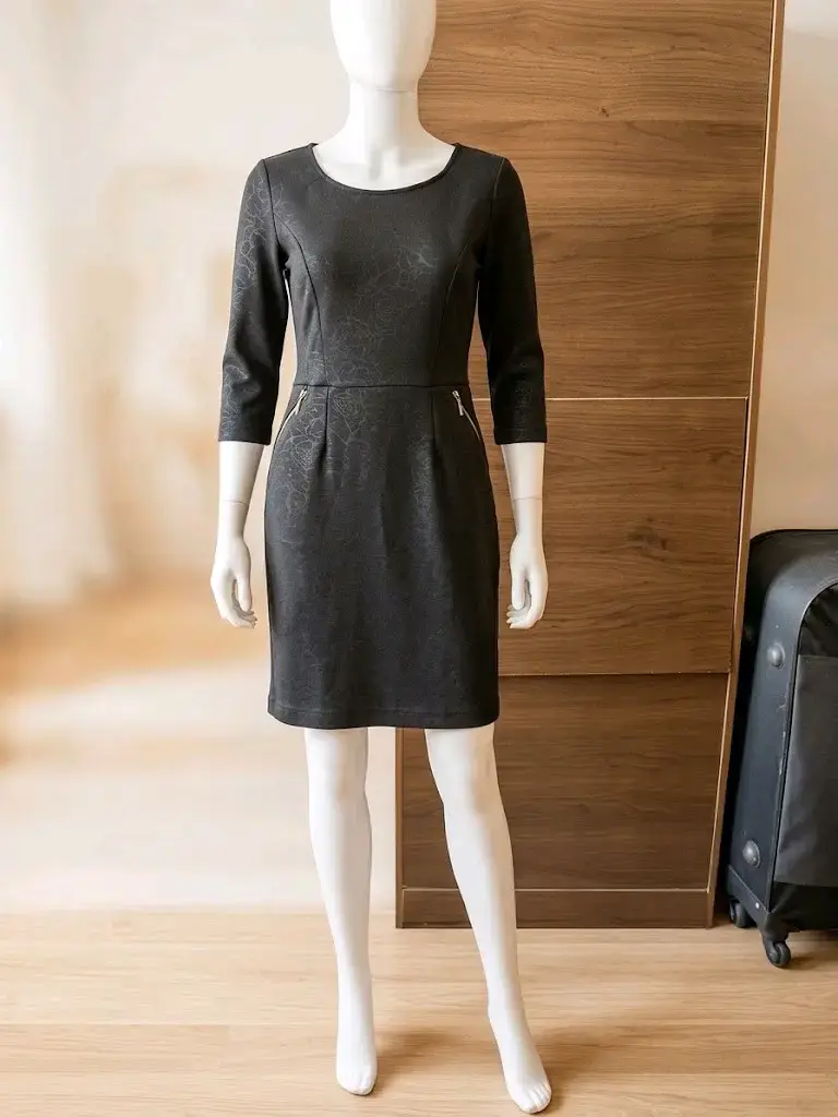 Vestido negro elegante con mangas 3/4