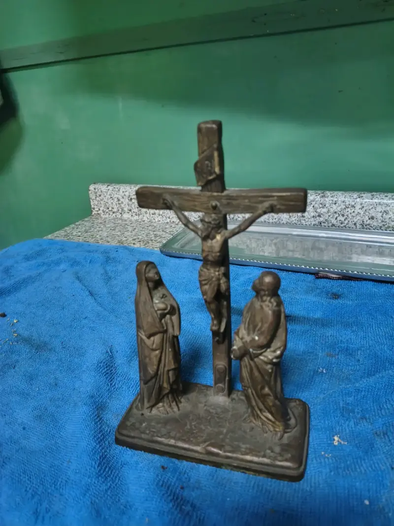 Figura religiosa de bronce con crucifijo