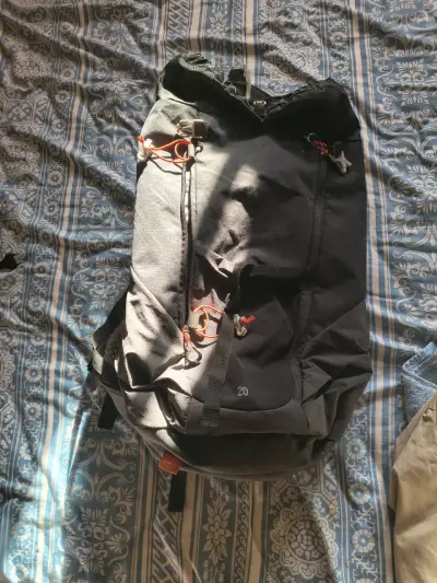 Mochila de senderismo negra con correas ajustables - miniatura 1