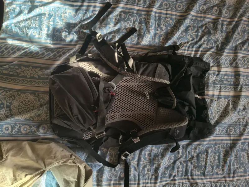 Mochila de senderismo negra con correas ajustables - 2