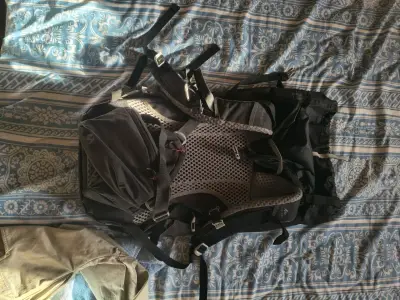 Mochila de senderismo negra con correas ajustables - miniatura 2