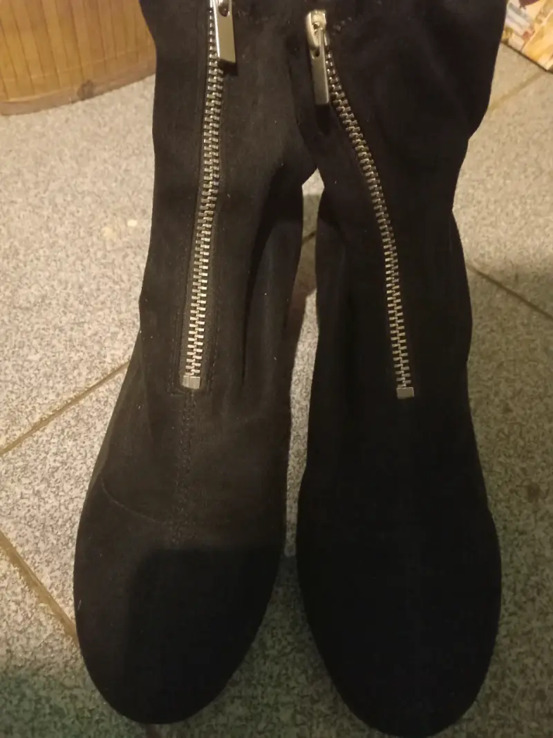 Botines negros de gamuza con cierre