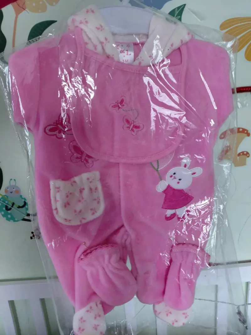 Enterito de bebé rosado con diseño de conejito