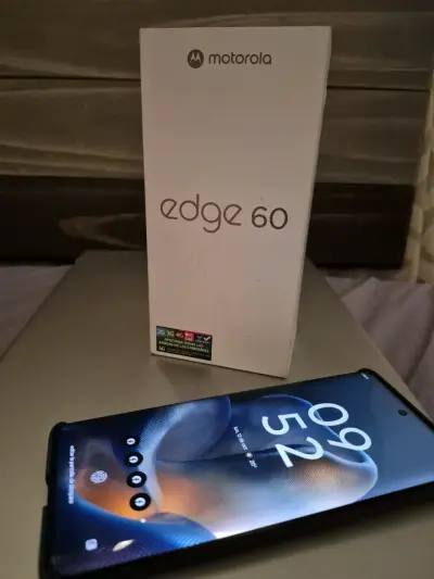 Smartphone Motorola Edge 60 con pantalla pOLED - miniatura 2