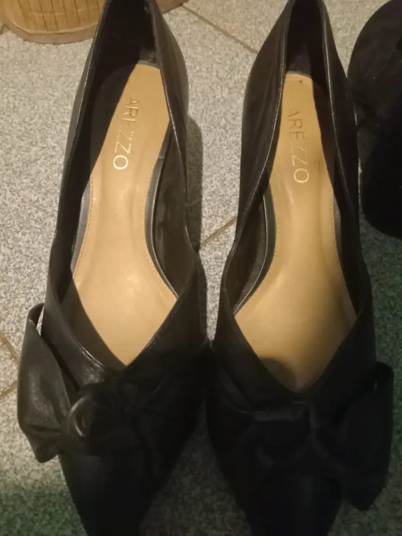 Zapatos de tacón negro Arezzo con lazo