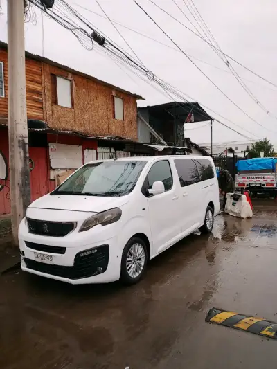 Furgón Peugeot Traveller 2020 en buen estado - miniatura 1