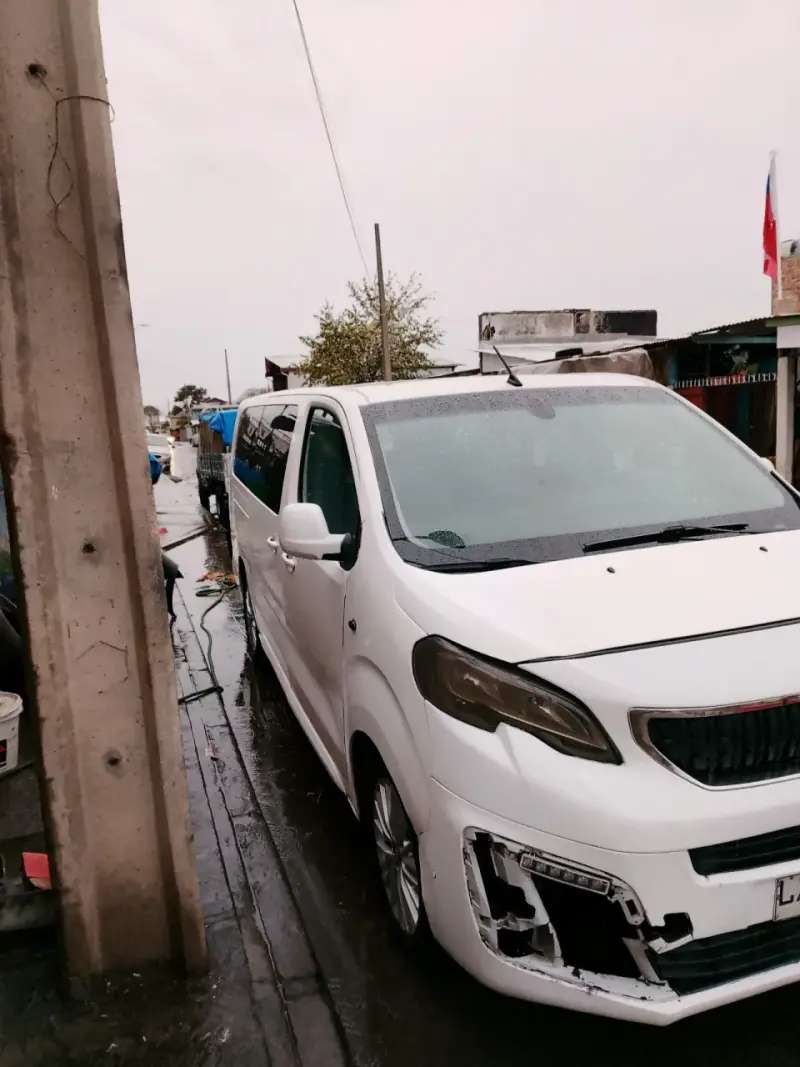 Furgón Peugeot Traveller 2020 en buen estado - 2