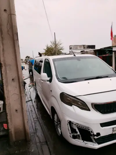 Furgón Peugeot Traveller 2020 en buen estado - miniatura 2