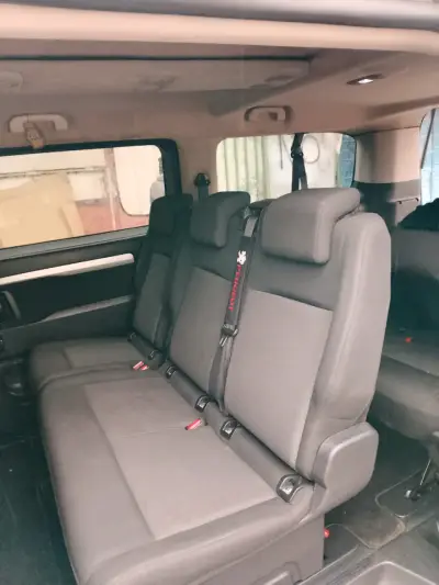 Furgón Peugeot Traveller 2020 en buen estado - miniatura 5