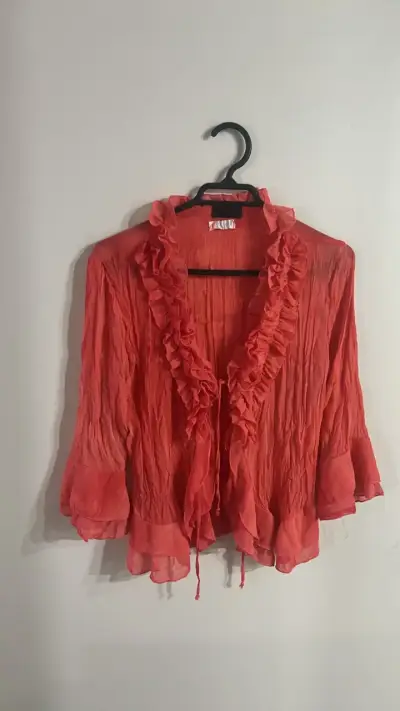 Blusa salmón con volantes para mujer - miniatura 1