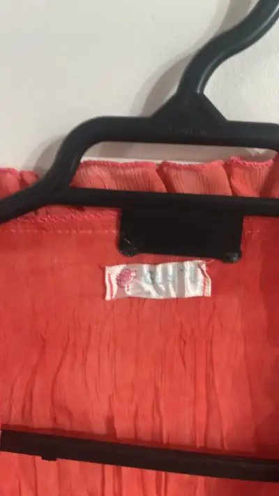 Blusa salmón con volantes para mujer - miniatura 2