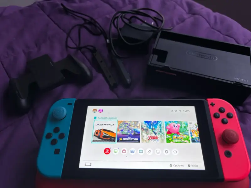 Nintendo Switch con Joy-Con azul y rojo - 1