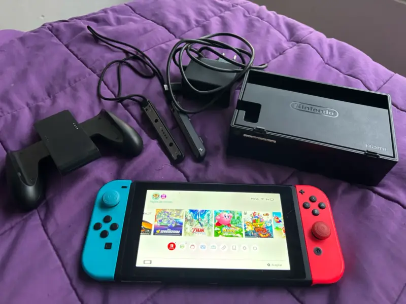 Nintendo Switch con Joy-Con azul y rojo - 2