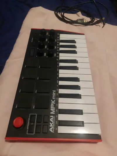 Controlador MIDI Akai MPK Mini con pads y teclas - miniatura 1