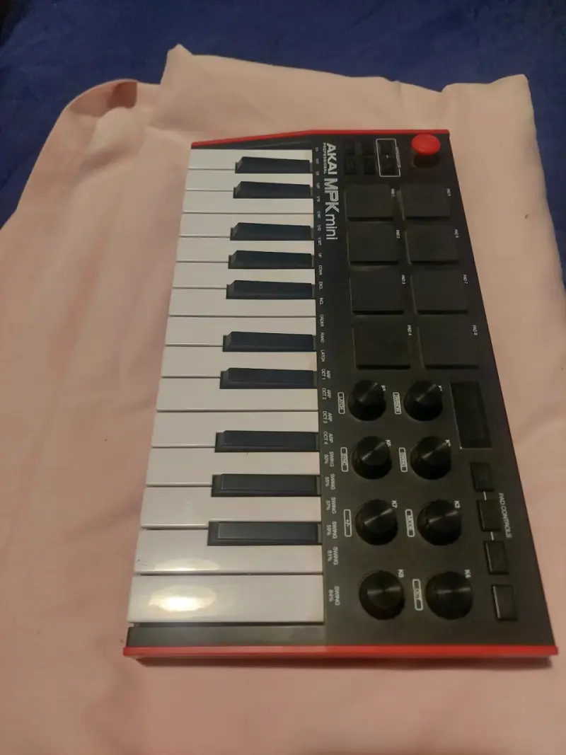Controlador MIDI Akai MPK Mini con pads y teclas - 2