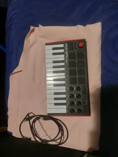 Controlador MIDI Akai MPK Mini con pads y teclas - miniatura 3