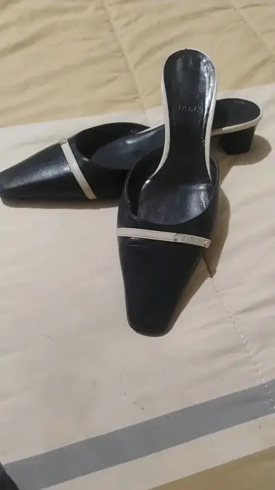 Zapatos de tacón bajo negros con detalle blanco - miniatura 1
