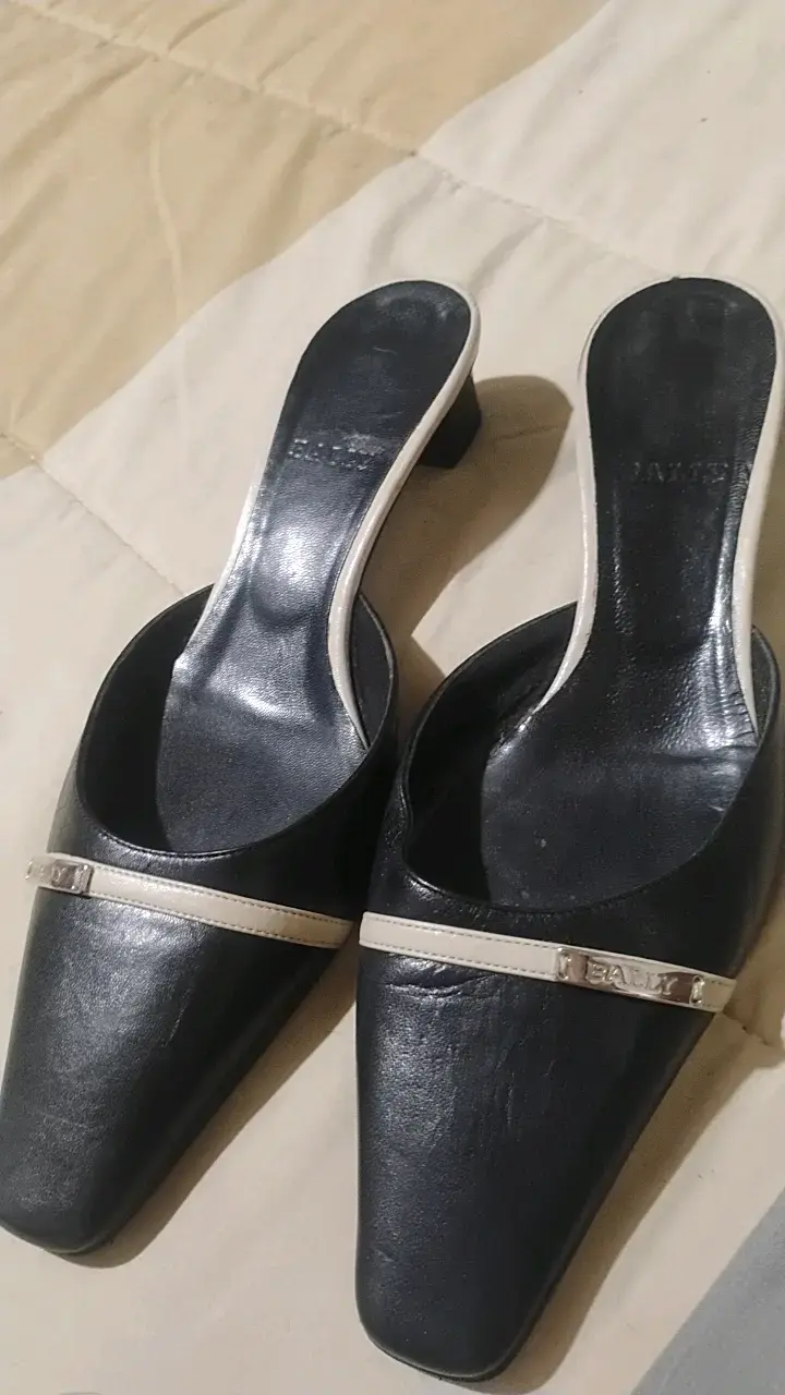 Zapatos de tacón bajo negros con detalle blanco - 2
