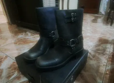 Botas negras de cuero con hebillas - miniatura 1