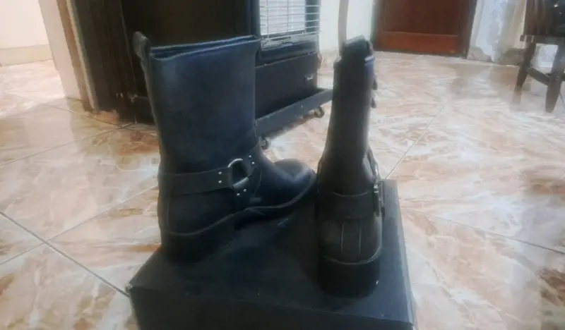 Botas negras de cuero con hebillas - 2