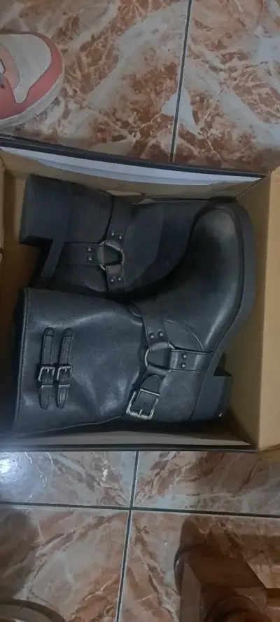 Botas negras de cuero con hebillas - miniatura 4