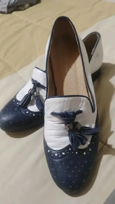Zapatos de tacón bajo negros con detalle blanco - miniatura 1