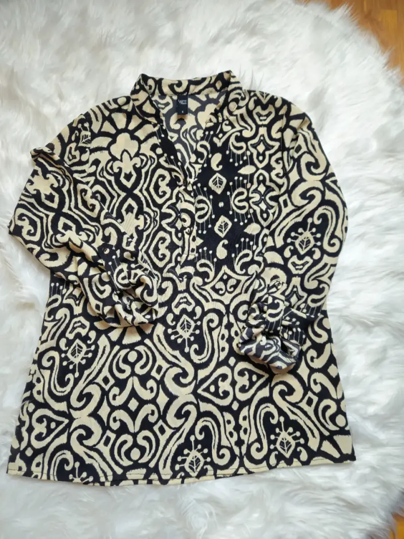Blusa estampada en blanco y negro para mujer - 3