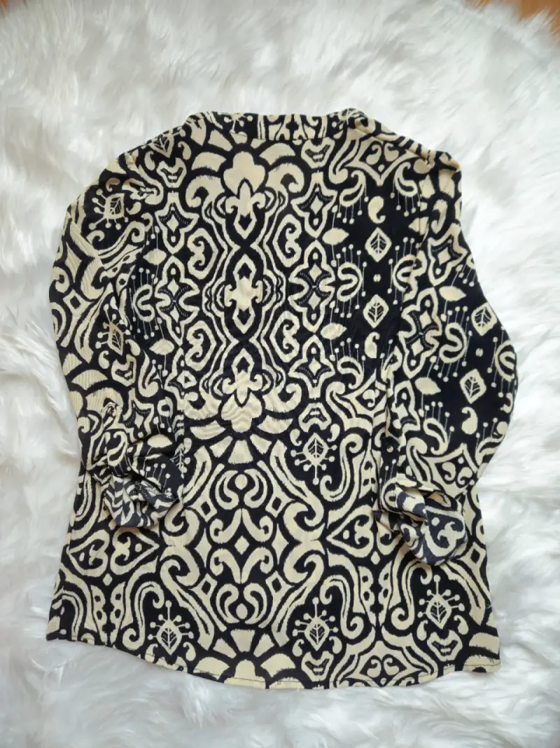 Blusa estampada en blanco y negro para mujer - 4