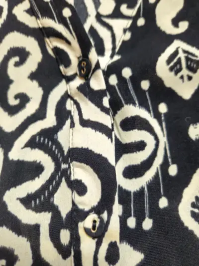 Blusa estampada en blanco y negro para mujer - miniatura 5