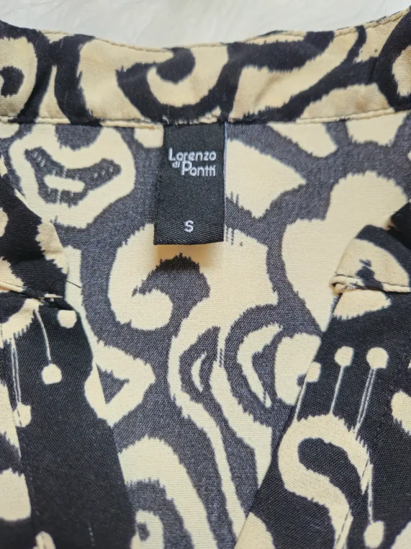 Blusa estampada en blanco y negro para mujer - 6