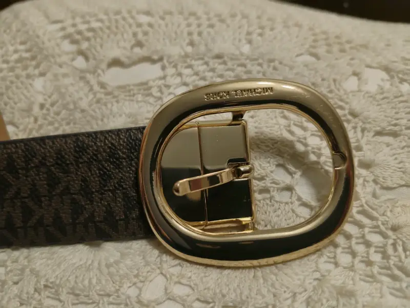 Cinturón Michael Kors negro con hebilla dorada - 1
